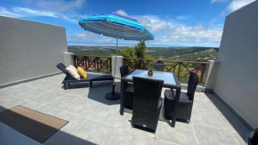 Upmarket Spacious Apartment in Castleton